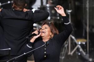 coro canta en funeral de las victimas de tiroteo en luisiana