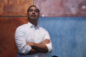 Julián Castro debería ser el "candidato de los hispanos" pero no tiene todos los apoyos de la comunidad.