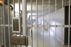 Prisión de California no retendrá pandilleros en celdas aisladas 