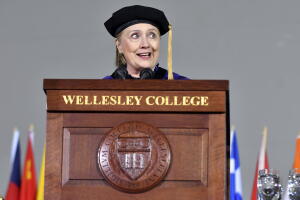 Hillary Clinton ofrece discurso de graduación en el Wellesley College el 26 de mayo de 2017