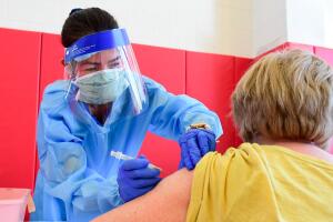 vacuna tercera edad.jpg