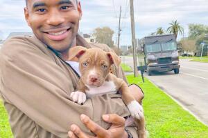 El chico de UPS quese fotogrwafía con los perros