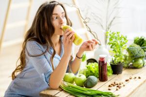 tomando-jugo-antienvejecimiento.jpg