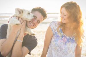 Perro feliz con pareja