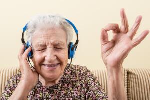 abuelo-escuchar-musica.jpg