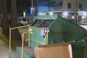 Detienen a una mujer como persona de interés tras muerte de bebé encontrada en un contenedor de Los Ángeles