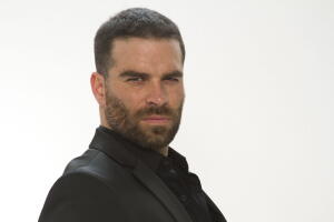 Alejandro Nones es 'Óscar Lucio' en 'La piloto'