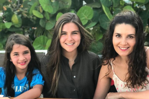 Mayrín Villanueva hijos 