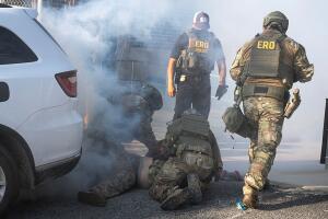 Detenciones durante protesta por presencia de agentes federales en Chicago