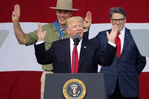 El presidente Trump en el 'jamboree' de los Boy Scouts del 24 de julio de 2017. Detras, el secretario del Interior Ryan Zinke (izq) y el de Energía Rick Perry.