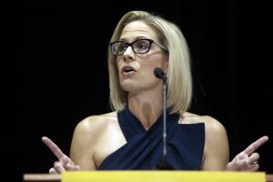 Kyrsten SInema, senadora demócrata por Arizona.