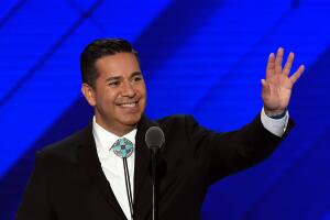 Representante por Nuevo México Ben Ray Luján habla ante la Convención Nacional Demócrata en Filadelfia en julio de 2016.