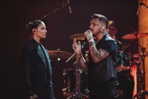 Nodal subió al escenario con Tini para ensayar la presentación de esta noche en Premio Lo Nuestro 2023. 