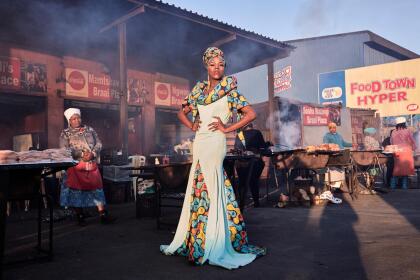 <b>Por los derechos de todos.</b> La artista Belinda Qaqamba Ka-Fassie, posa en un espacio comunitario donde miembros de la comunidad LGBTQ cocinan y venden alimentos cerca de Ciudad del Cabo, Sudáfrica. Ka-Fassie es una activista en la lucha por los derechos de la comunidad africana de lesbianas, gays, bisexuales y otros que viven en un ambiente de discriminación, acoso y violencia. La fotografía fue nominada en la categoría ‘retratos’.
<br>