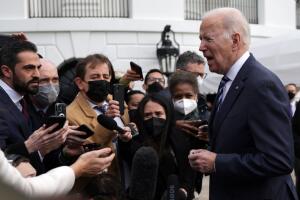 Biden habla con reporteros a la afuera de la Casa Blanca el 17 de febrero de 2022.