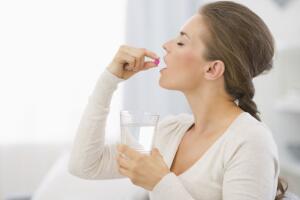 mulher-ingere-remedio.jpg