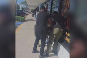 Testigos grabaron el momento y comerciantes dijeron no haber visto antes una acción similar de ICE en el lugar.