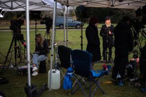 Reporteros a las afueras de la residencia de la reina Isabel en Sandringham, 13 de enero 2020
