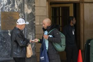 Dos personas en la entrada del Hotel Roosevelt 