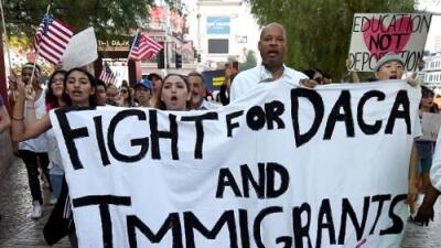 Dreamers demandan nueva regla sobre DACA | Al Dia Media El gobierno permitirá a beneficiarios de DACA renovaciones solo por un año y no aceptará nuevas inscripciones
