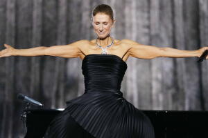 Céline Dion se dejó ver muy conmovida ante su primer concierto completo después de 6 años de ausencia.    