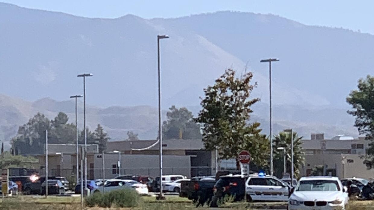 Actividad policial en colegio comunitario de San Jacinto tras reporte de hombre armado - Univision