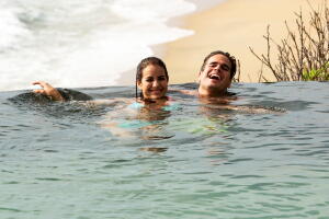 Detrás de cámaras de la romántica cita de Pablo y Maia en la playa
