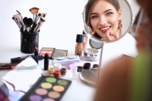 mujer_con_cosmeticos_maquillandose.jpg