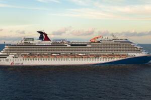 Carnival Cruise Line respondió prohibiendo de por vida a la pasajera que robó, aunque la compensación inicial fue considerada insuficiente.