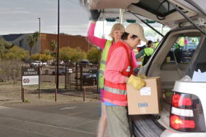 El Community Food Bank en Tucson extiende sus horarios de atención a partir del 2 de febrero y finaliza la entrega de comida por autoservicio.