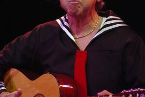 Operan de un ganglio a Carlos Villagrán