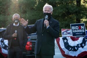 Barack Obama y Joe Biden hacen campaña el sábado 31 de octubre en Michigan.