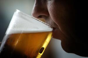 Hombre bebiendo una cerveza