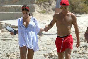 Cristiano y Georgina caminando por la playa