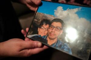 Loreal Duran sostiene una foto de ella con su esposo Giovanni Duran en su apartamento de Los Ángeles el 8 de febrero de 2025. Foto de Joel Angel Juarez para CalMatters
