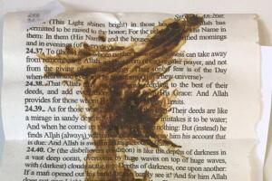 Una organización islámica recibe una página del Corán manchada con heces