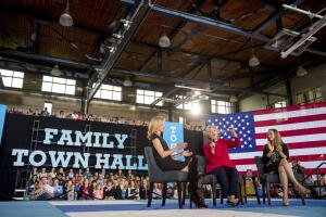 En esta fotografía del 4 de octubre de 2016, la candidata presidencial demócrata Hillary Clinton habla en un 'town hall' en Haverford, Pensilvania. 