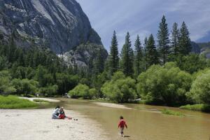 niños al aire libre bosque yosemite