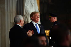 Donald Trump junto a su vicepresidente, Mike Pence, en un evento en homenaje al exsenador Bob Dole en el Capitolio de Washington el 17 de enero de 2018.