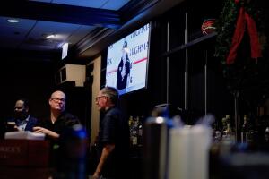 Empleados de Ceres Cafe sirven bebidas atrás de la barra del restaurante.