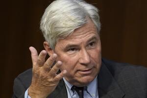 El senador Sheldon Whitehouse interroga a Amy Coney Barrett durante la audicencia de la comisión judicial del Senado, el 14 de octubre de 2020 en el Congreso.
