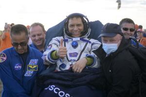 El astronauta de la NASA Frank Rubio es llevado a una tienda médica poco después de que Rubio y los cosmonautas rusos Dmitri Petelin y Sergey Prokopyev aterrizaran en su nave espacial Soyuz MS-23.