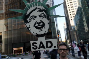Pancarta contra Donald Trump 14 junio 2017