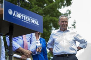 Charles Schumer, líder de la minoría demócrata en el Senado, presenta la propuesta "Mejor Trato" en Berryville, Virginia