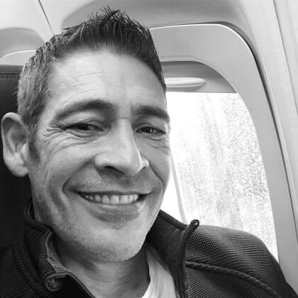 El melodrama 'Amigas y rivales' llegó a la mitad de la carrera del actor y cantante puertorriqueño Johnny Lozada. Con siete telenovelas, cuatro películas y un par de discos, los últimos años de su carrera se han centrado en la conducción, ha formado parte de los programas Sal y Pimienta, Despierta América y Pequeños Gigantes USA. Está casado con Sandy Meléndez y tiene cuatro hijos.
