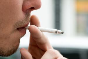 Hombre fumando tabaco