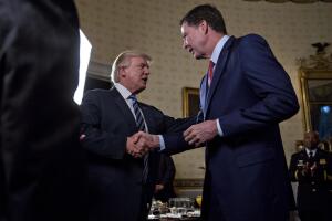 Donald Trump y James Comey se saludan el 22 de enero en un evento en la Casa Blanca