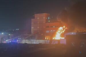 Incendio de cinco alarmas en panadería de Brooklyn deja cuatro heridos.