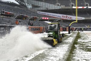 La nieve es arada antes del juego entre los Chicago Bears y los Cleveland Browns en Soldier Field en Chicago, Illinois.