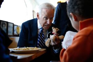 El vicepresidente estadounidense Joe Biden conversa con un niño el 26 de marzo de 2014 en Washington, DC.